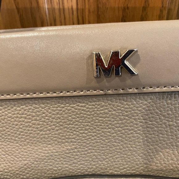 Michael Kors Tan Shoulder Bag - Picture 3 of 11